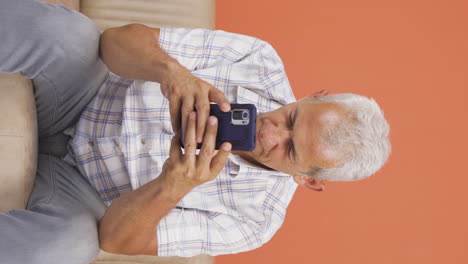 Vertical-video-of-The-man-arguing-in-the-messaging-is-angry.